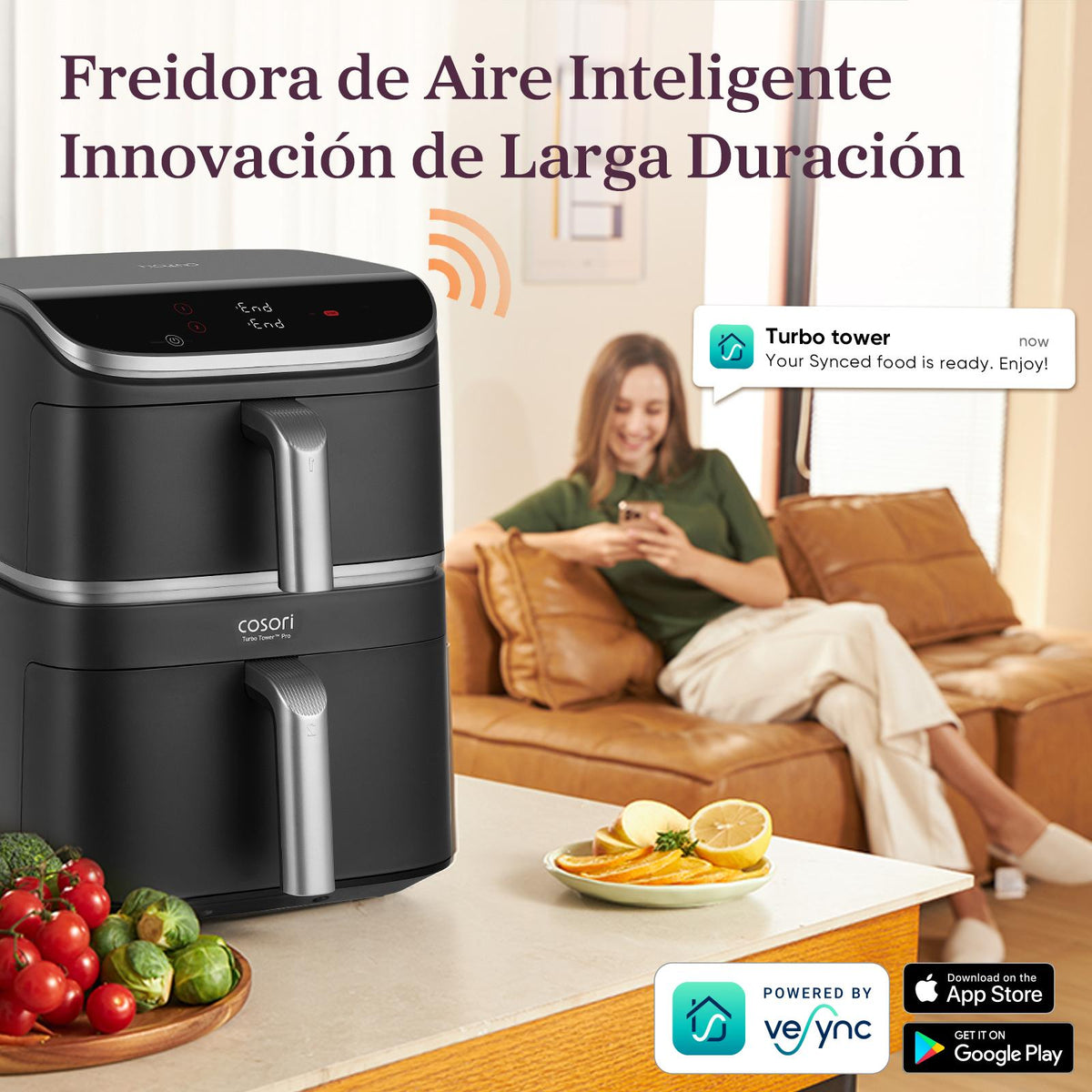 Mujer relajada en el sofá controlando su freidora de aire inteligente COSORI a través de conexión Wi-Fi
