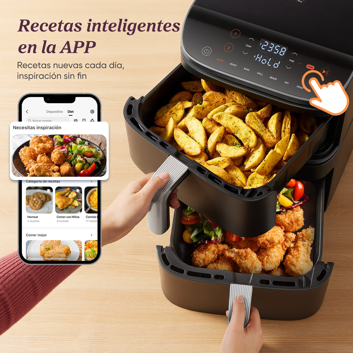 Mano sosteniendo un móvil con recetas de la app VeSync junto a la freidora COSORI llena de comida