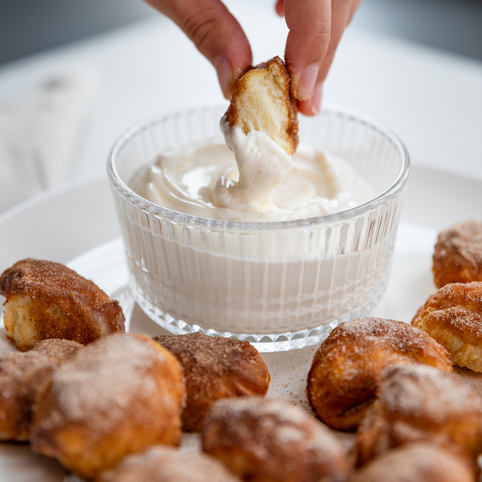 Bocaditos de pretzel con yogur y azúcar con canela