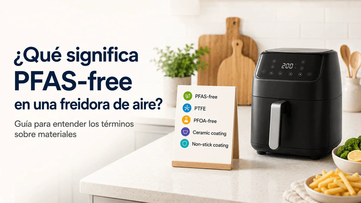 Freidora de aire en una cocina moderna junto a una lista de términos sobre materiales como PFAS-free, PTFE y recubrimiento cerámico