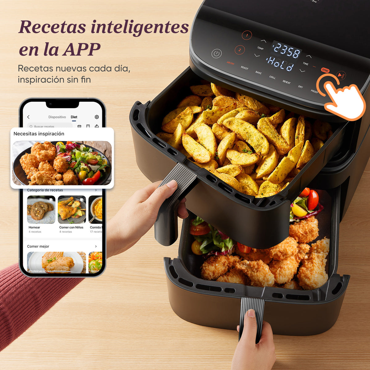 Usuario sosteniendo un smartphone con una receta junto a la freidora llena de comida.