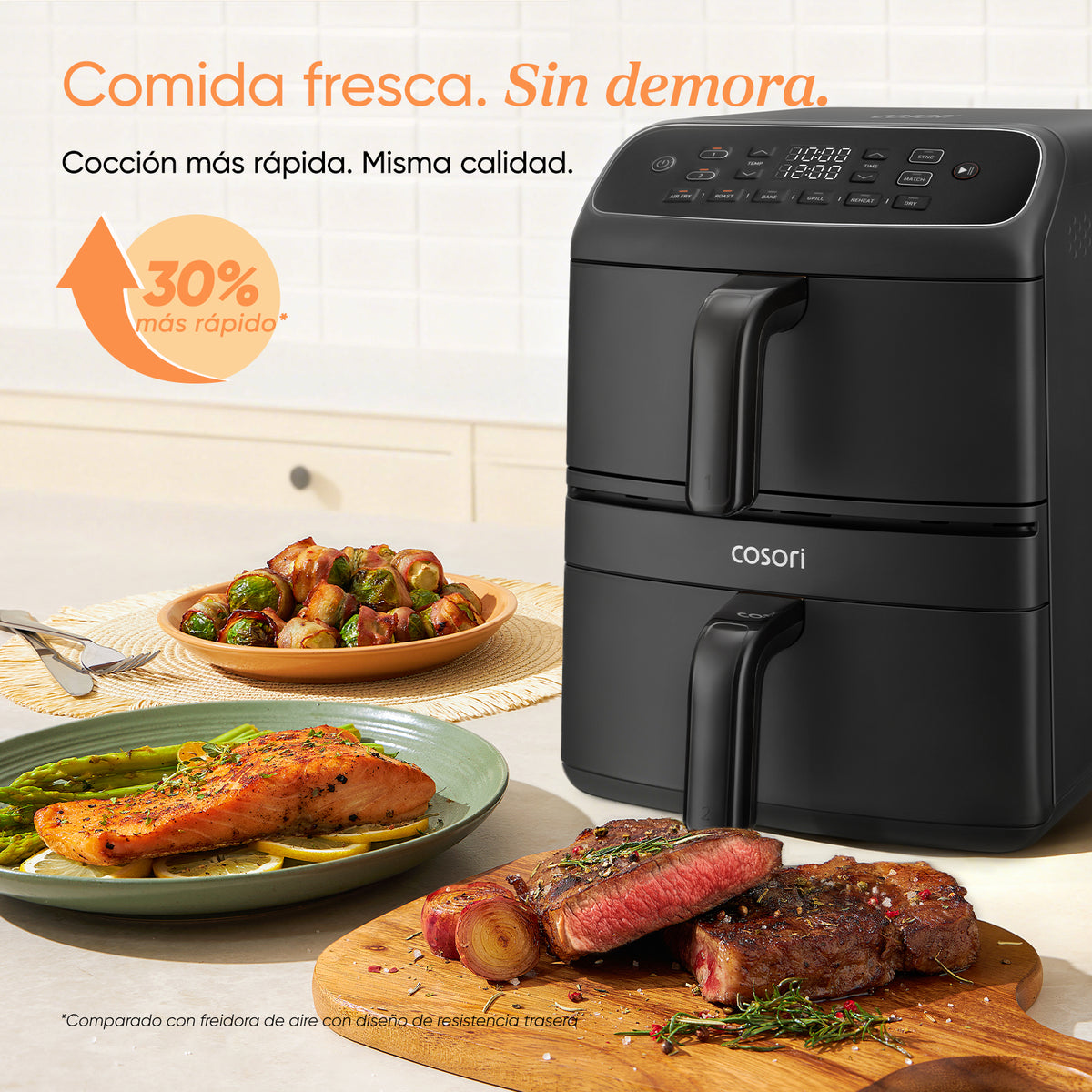Platos de carne y verdura listos junto a la freidora de aire inteligente COSORI Turbo Tower Compacto en la cocina