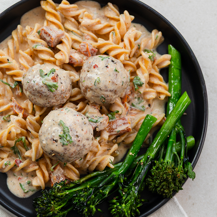 Albóndigas de pollo “Cásate conmigo” con brócoli crujiente